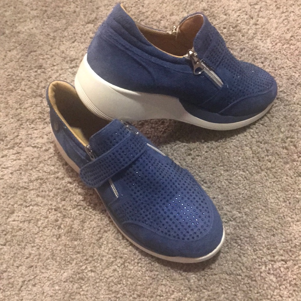 Adorable jj lightweight Shoes size 37 (7usa).